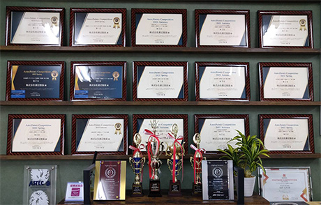 実績や資格をみて安心、納得ができる